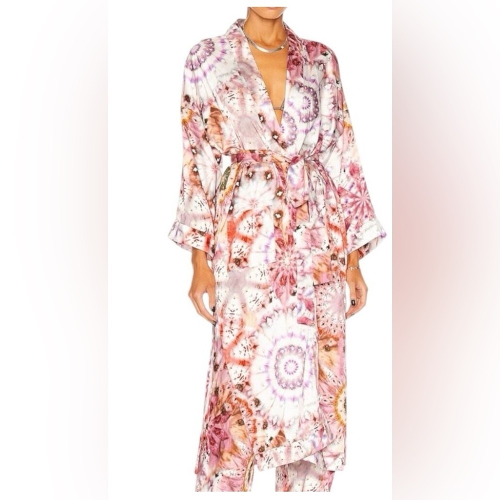 LIKE NEW- ALEXIS GEORGINA SATIN KIMONO W/ TIE FRONT- POCKETS AT SIDE- SIZE L